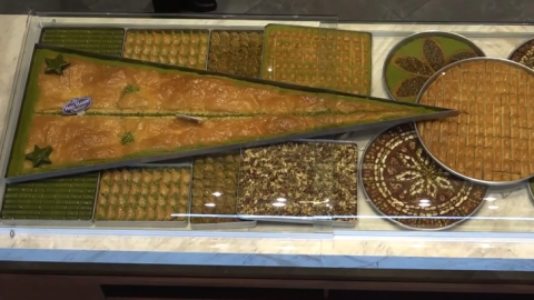 Görenler Gözlerine İnanamadı: 1,7 Metre Boyunda 150 Kişilik Baklava Dilimi