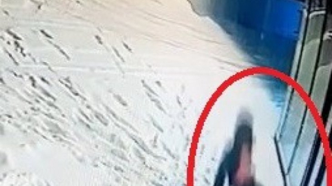 Bursa'da buzda ayağı kayıp düştü, o anlar kamerada