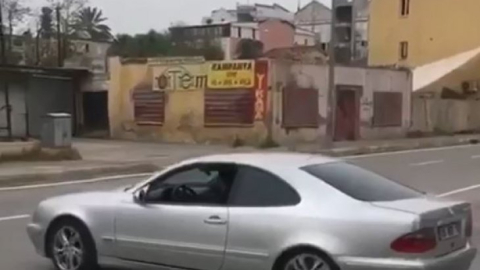 Kaldırımda son bulan 3 saniyelik drift, sosyal medyayı salladı