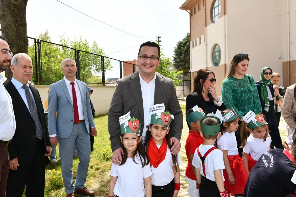  Kompostlar toplanıyor çilekler büyüyor   