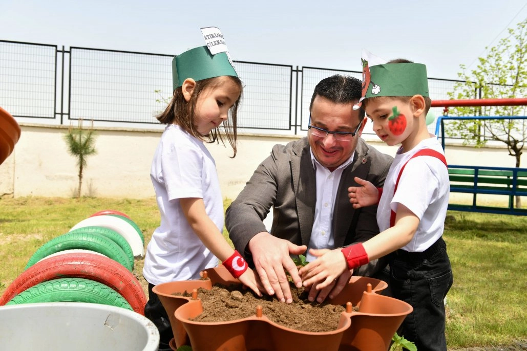  Kompostlar toplanıyor çilekler büyüyor   