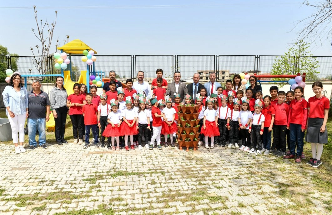  Kompostlar toplanıyor çilekler büyüyor   