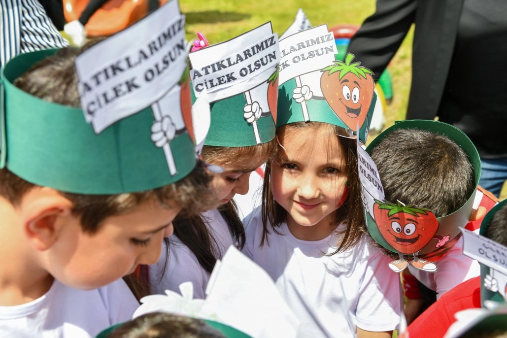  Kompostlar toplanıyor çilekler büyüyor   