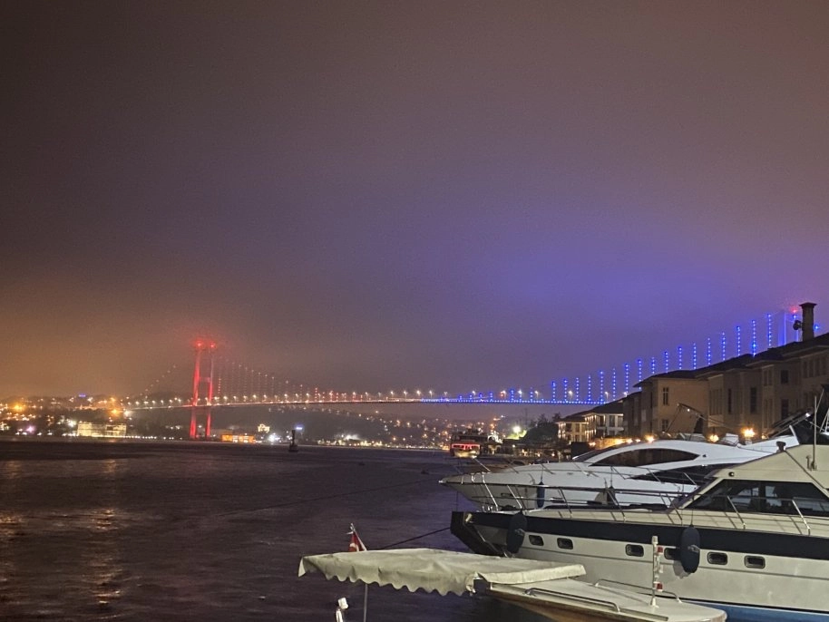 İstanbul’da köprüler Trabzonspor’un renkleriyle ışıklandırıldı   