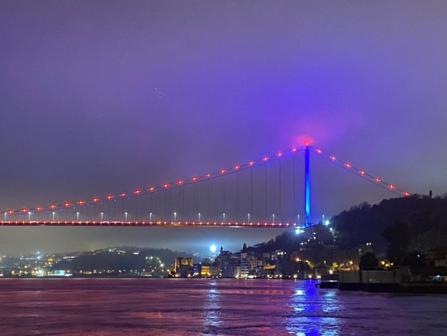 İstanbul’da köprüler Trabzonspor’un renkleriyle ışıklandırıldı   