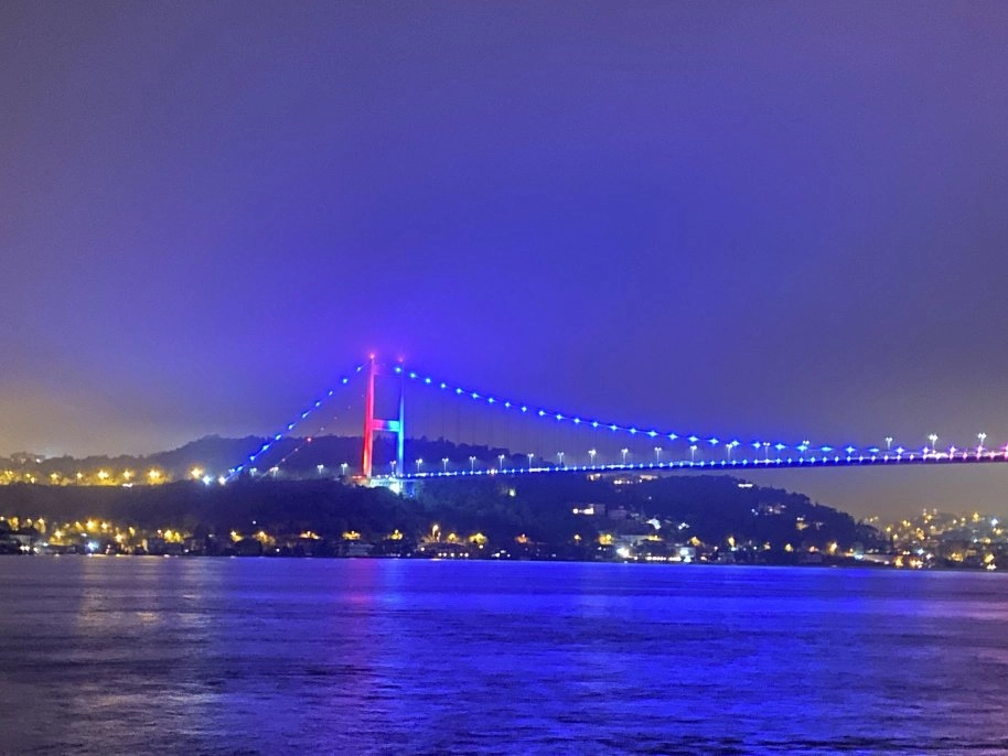 İstanbul’da köprüler Trabzonspor’un renkleriyle ışıklandırıldı   