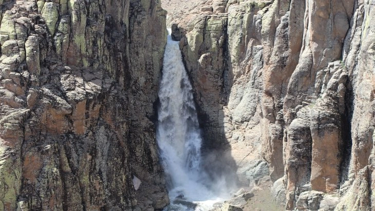  Bingöl’de 50 metrelik şelale karların erimesiyle coştu     