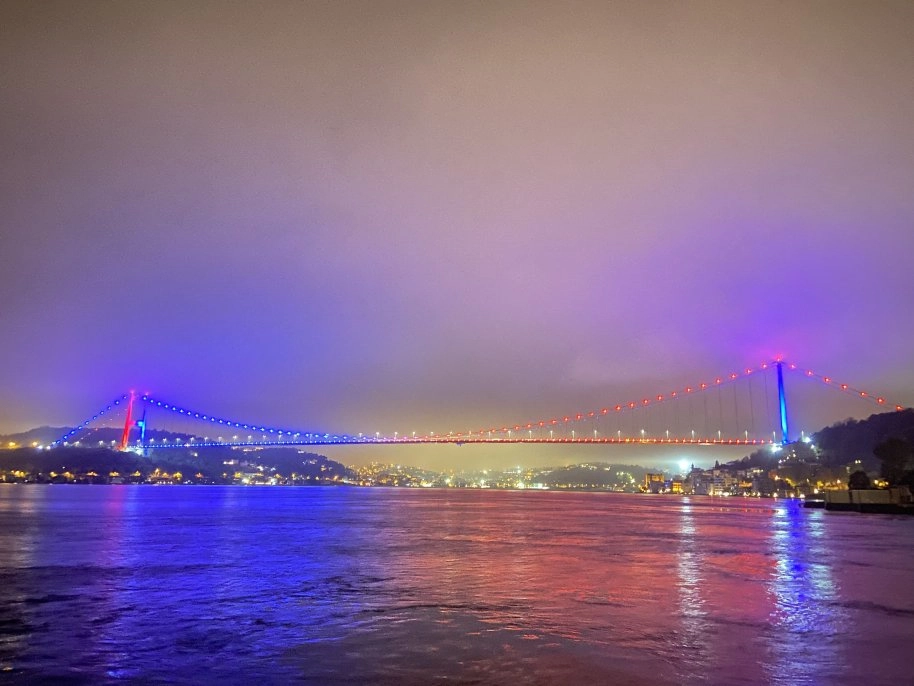 İstanbul’da köprüler Trabzonspor’un renkleriyle ışıklandırıldı   