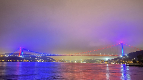 İstanbul’da köprüler Trabzonspor’un renkleriyle ışıklandırıldı   