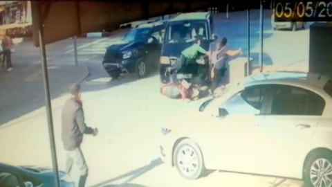 Motosikletiyle kavşakta beklerken ölümle burun buruna geldi