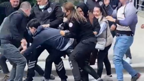 Hastane önünde dört kuzen birbirine girdi