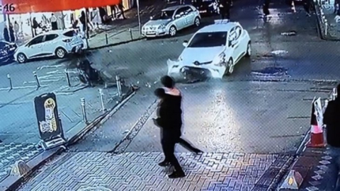 Zeytinburnu’nda motosikletli gençlerin havaya fırladığı feci kaza kamerada