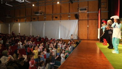 Gölcük'te çocuklar tiyatro ile eğleniyor