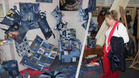 Gazete kağıtları ve kot pantolonlardan yapılan ürünler dikkat çekti