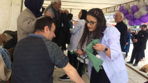 Hemşire adayları vatandaşları “inme” konusunda bilgilendirdi