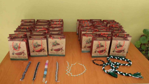 Barınma merkezinde yapılan hediyelikler 44 gönül kazandı