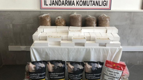 Piyasaya sürülmeye hazır onlarca kilo kaçak tütün ve binlerce makaron ele geçirildi