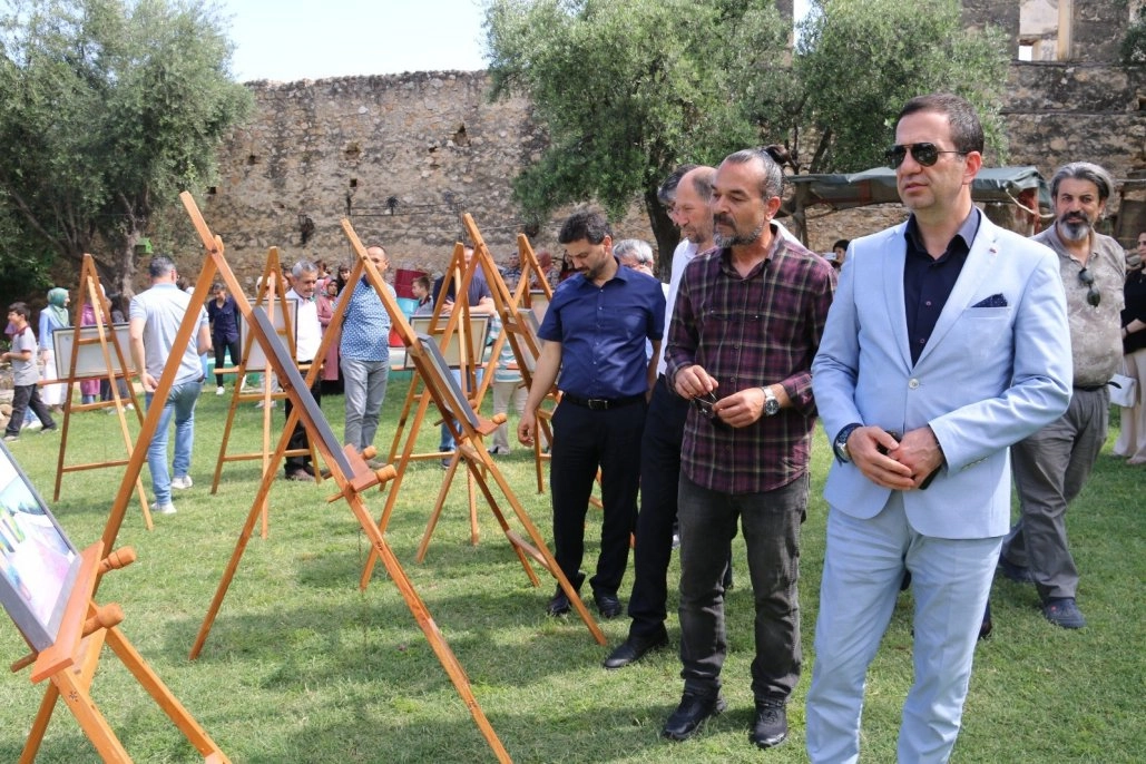   Genç ressamlar, ilk sergilerini tarihi konakta açtı   