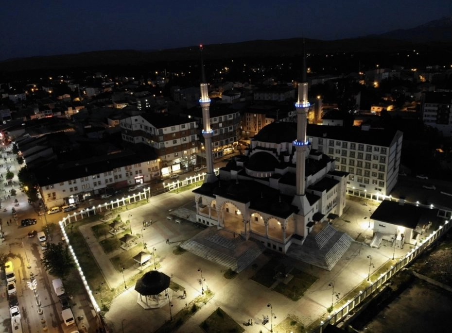 Recep Tayyip Erdoğan Camii göz kamaştırıyor