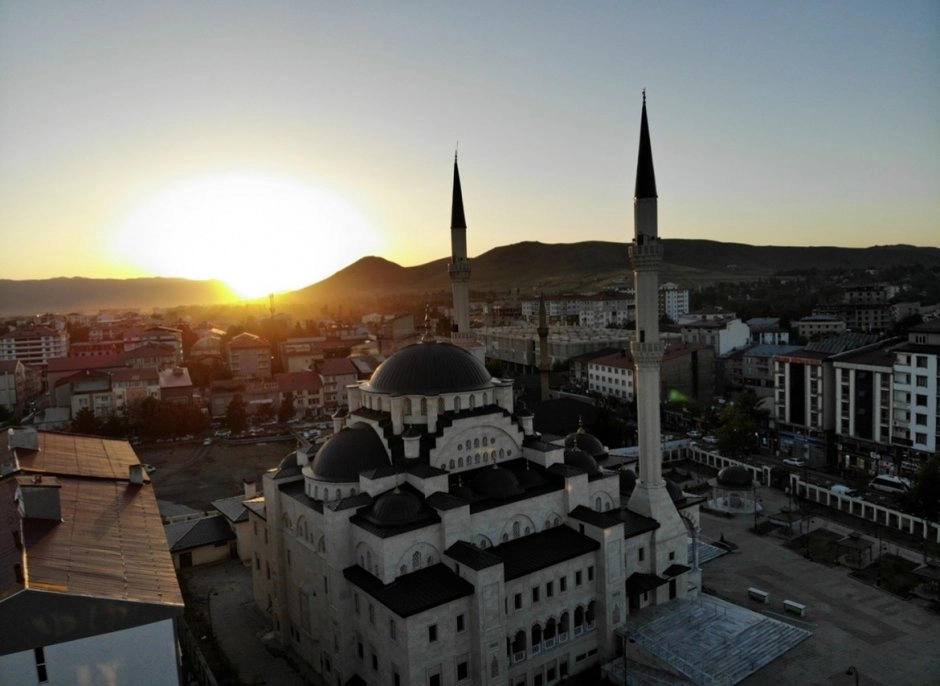 Recep Tayyip Erdoğan Camii göz kamaştırıyor