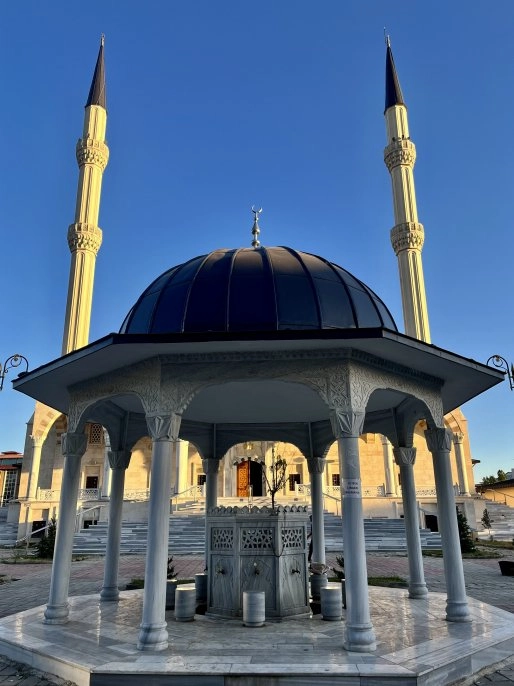 Recep Tayyip Erdoğan Camii göz kamaştırıyor