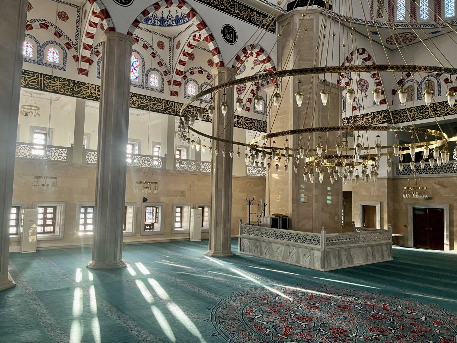 Recep Tayyip Erdoğan Camii göz kamaştırıyor
