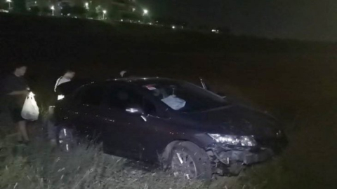 Sürücüsünün hakimiyetini kaybettiği otomobil boş araziye uçtu: 2 yaralı