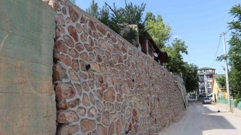 Yağmurda hasar alan istinat duvarı yıkıldı, yenisi inşa edildi
