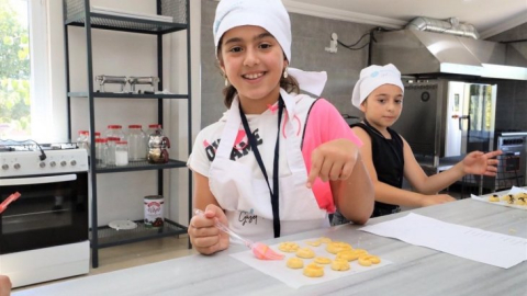 Minik şefler hem lezzetli  tarifler öğreniyor hem de eğleniyor