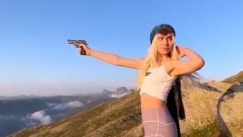 Aleyna Tilki eline silah alarak ateş etti