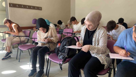 Hazırlık kurslarına kayıt yaptıran öğrenciler için seviye belirleme sınavı yapıldı