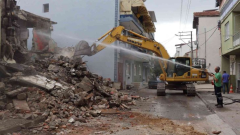 Tehlike oluşturan metruk binalar yıkılmaya devam ediyor