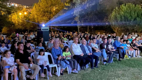 Gölcük'te açık hava sinemasına yoğun ilgi