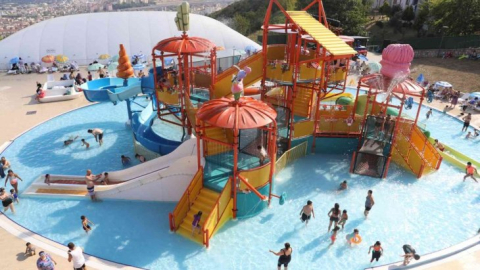 İzmitliler aquaparkta eğleniyor