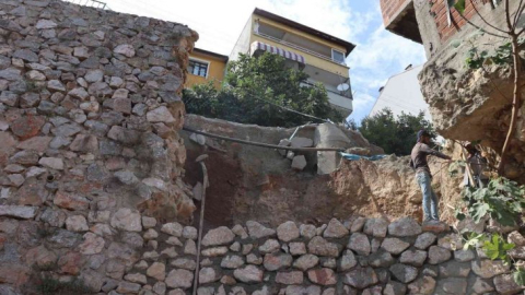 Tavşantepe'de istinat duvarı çöktü