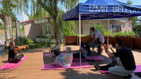 Alzaymır hastaları yoga yaptı