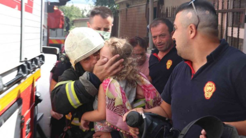 İtfaiye ekibi dumanların arasına dalıp kurtardı, mutluluğun fotoğrafı