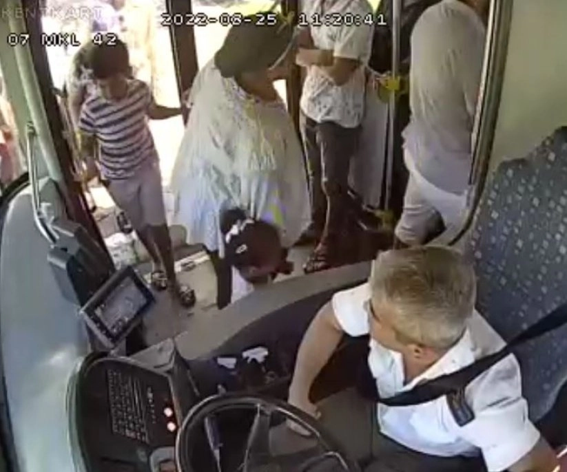 Turist aile çocuklarını otobüste unuttu, korku ve gözyaşları şoförle çekilen selfie ile son buldu