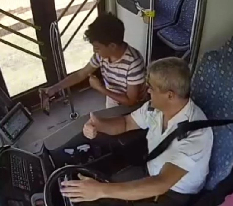 Turist aile çocuklarını otobüste unuttu, korku ve gözyaşları şoförle çekilen selfie ile son buldu