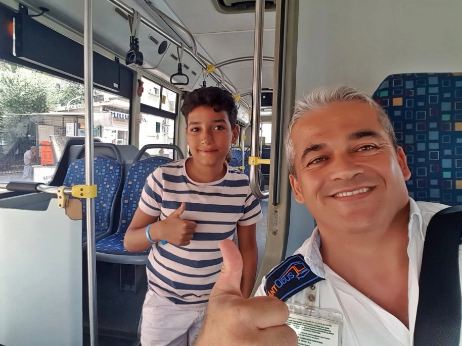 Turist aile çocuklarını otobüste unuttu, korku ve gözyaşları şoförle çekilen selfie ile son buldu