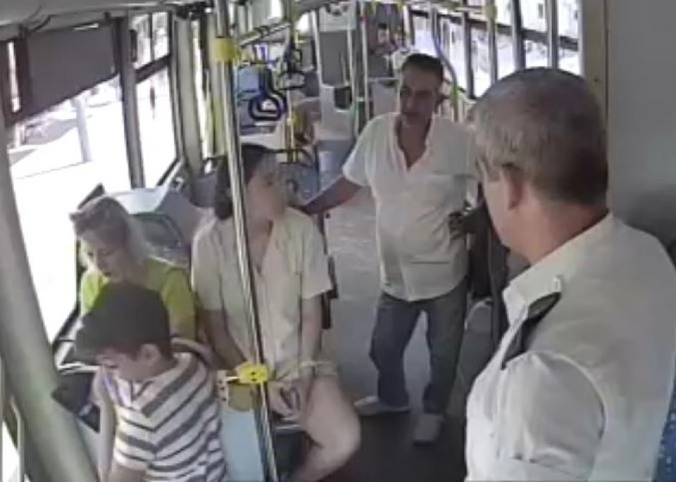 Turist aile çocuklarını otobüste unuttu, korku ve gözyaşları şoförle çekilen selfie ile son buldu