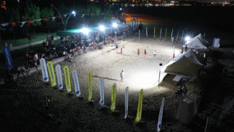 Derince'de plaj voleybolu rüzgarı esti