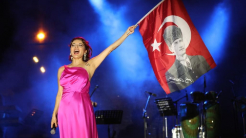 Ünlü şarkıcı Göksel Kocaelilileri coşturdu