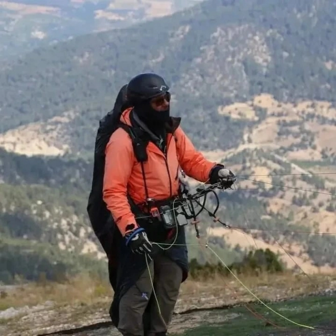 Gökyüzünde süzülen dede, gençlere taş çıkartıyor