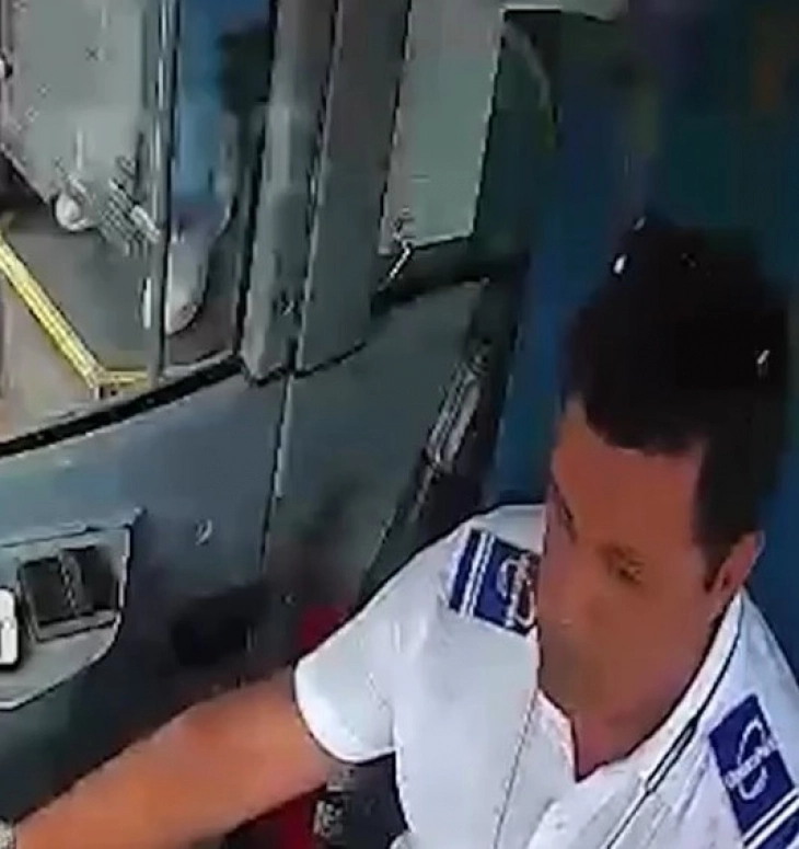 Şoförün yaptığı hareket takdir topladı