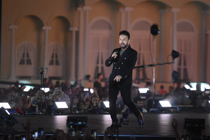 İzmir'de dev sahnede Tarkan rüzgarı esti