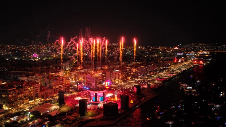 İzmir'de dev sahnede Tarkan rüzgarı esti
