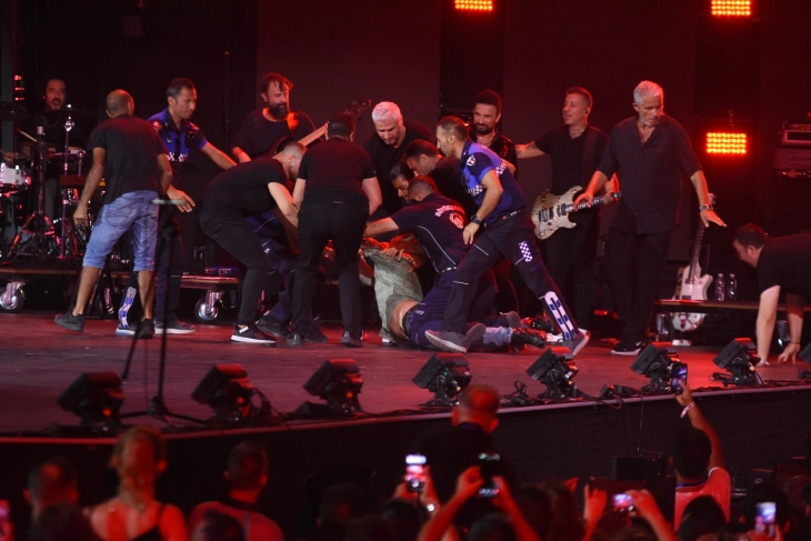 İzmir'de dev sahnede Tarkan rüzgarı esti