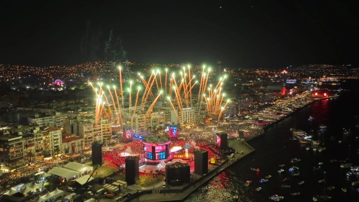 İzmir'de dev sahnede Tarkan rüzgarı esti