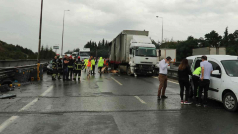 Kaza yaptı, yola dökülen mazot az kalsın faciaya yol açıyordu